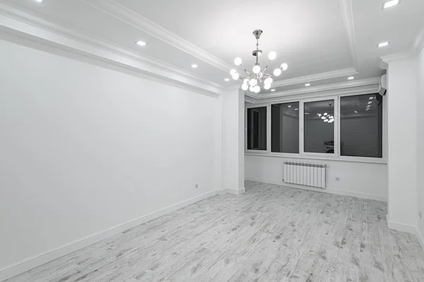 Moderna habitación vacía blanca con ventana — Foto de Stock