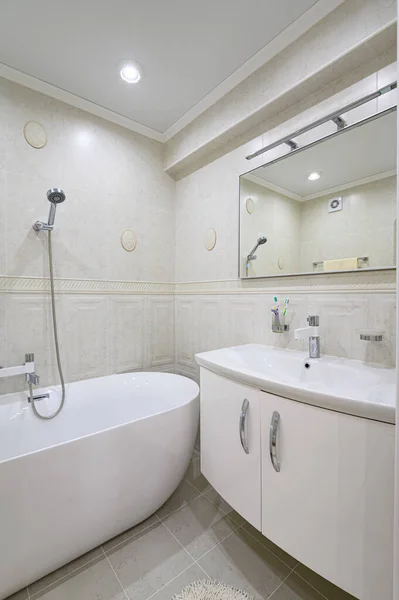 Компактная белая уютная ванная комната с ванной — стоковое фото