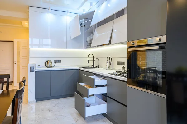 Luksusowe białe i ciemnoszare nowoczesne wnętrze kuchni — Zdjęcie stockowe
