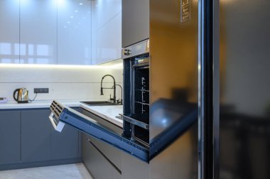 Lüks gri mutfak iç mekanı, fırın kapısı açıldı.