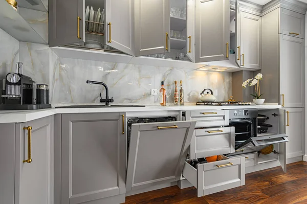 Detalhes de close-up da cozinha clássica moderna cinza e branca, todas as portas estão abertas — Fotografia de Stock