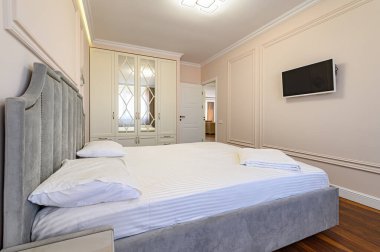 Bej ve kahverengi modern yatak odasının içi çift kişilik.