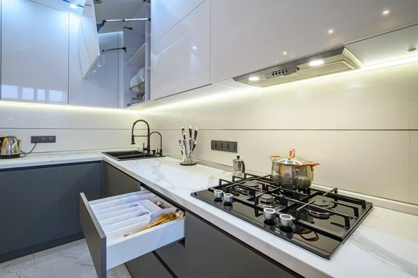Luksusowe białe i ciemnoszare nowoczesne wnętrze kuchni z otwartą szufladą — Zdjęcie stockowe