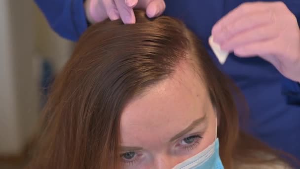 Un cosmetician face injecții cu vitamine și minerale în scalpul femeii, pentru a preveni sau încetini căderea părului — Videoclip de stoc