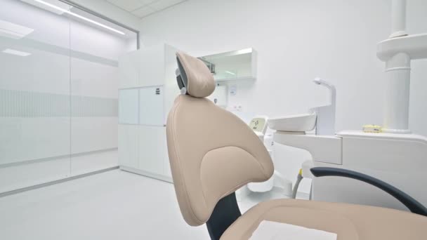 Стоматологічний медичний кабінет, спеціальне обладнання — стокове відео