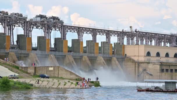 Descarga de agua de la presa de la central hidroeléctrica — Vídeo de stock