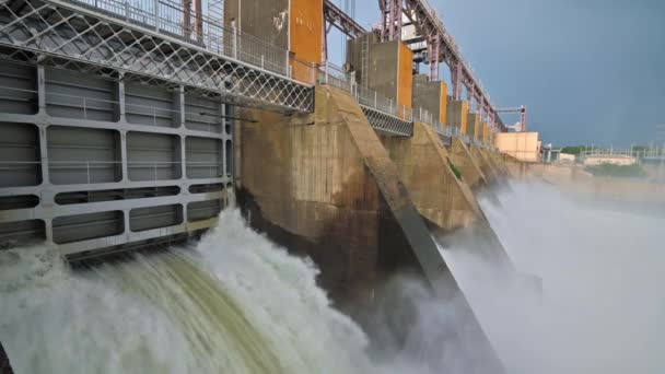 从水电站大坝排放水 — 图库视频影像