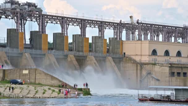 Vypouštění vody z přehrady vodní elektrárny — Stock video