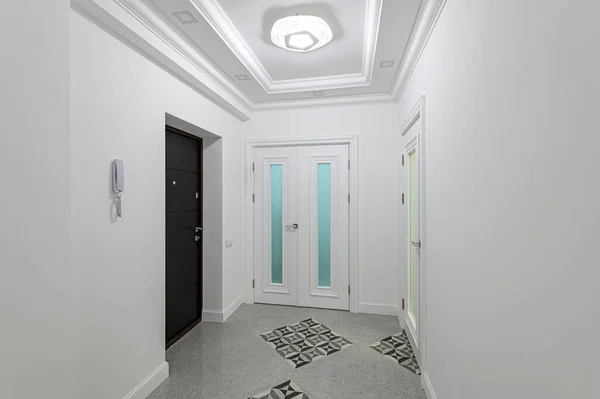 Interior lorong putih dengan pintu — Stok Foto