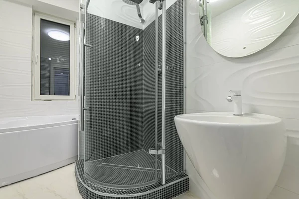 Moderno baño blanco y cromado de lujo —  Fotos de Stock