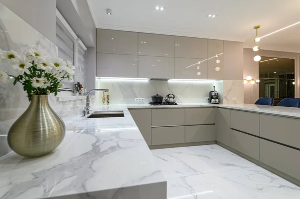 Stüdyoda beyaz mermer mutfak mobilyalarına yakın çekim