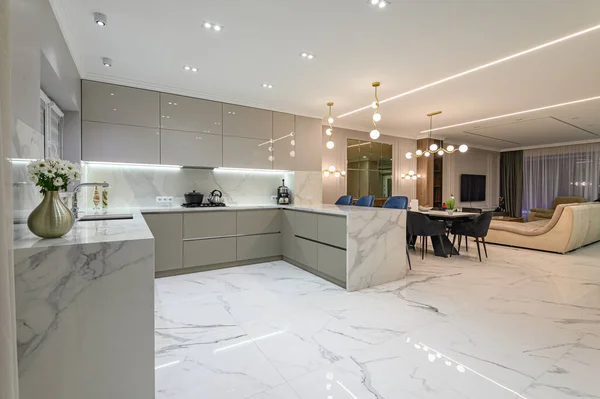 Luxusní bílá moderní mramorová kuchyň ve studiu prostoru — Stock fotografie