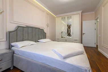 Bej ve kahverengi modern yatak odasının içi çift kişilik.