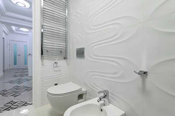 Moderno baño blanco y cromado de lujo —  Fotos de Stock