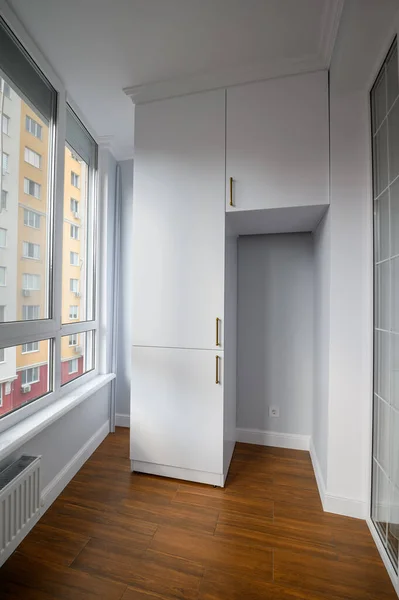 Ático vacío climatizado sala de estar con ventanas de piso a techo — Foto de Stock