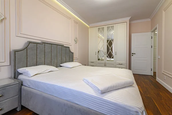 Interior de dormitorio moderno beige y marrón con cama doble — Foto de Stock