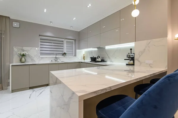 Lujo blanco moderno cocina de mármol en el espacio del estudio —  Fotos de Stock