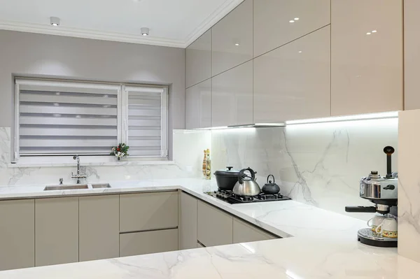 工作室空间中奢华的白色现代大理石厨房 — 图库照片