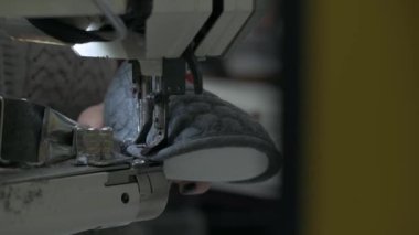 Yumuşak terlik ayakkabısına bağlı tabanı dikiyorum.