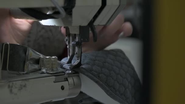 针头缝制鞋底到软软拖鞋之间的线 — 图库视频影像