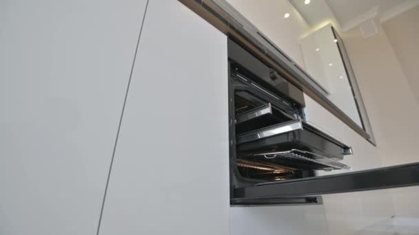 Ηλεκτρικοί φούρνοι ανοιχτή πόρτα σε λευκή κουζίνα σε κλασικό στυλ — Αρχείο Βίντεο