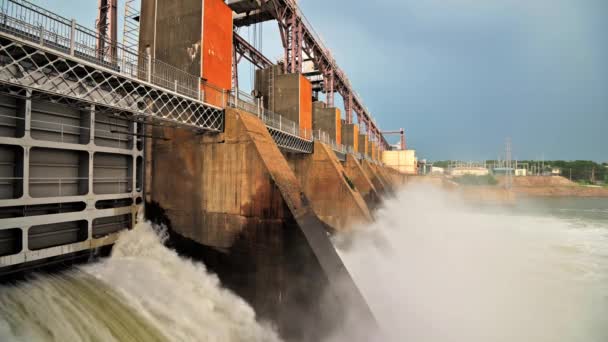 Вода из плотины гидроэлектростанции — стоковое видео