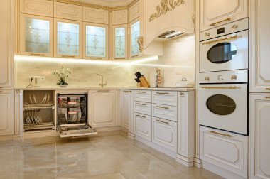 Lüks bej ve altın rengi klasik mutfak iç mimarisi.