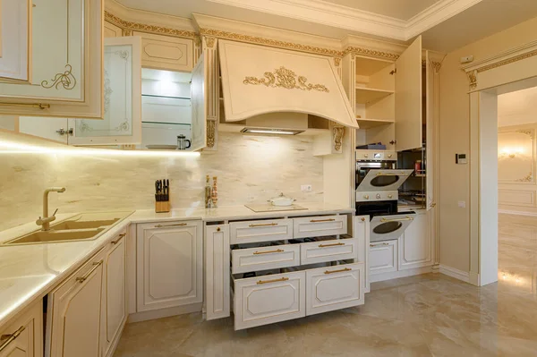 Lusso beige e oro classico interno della cucina — Foto Stock