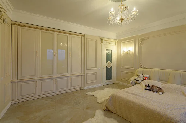 Diseño de interiores, dormitorio moderno grande de lujo — Foto de Stock