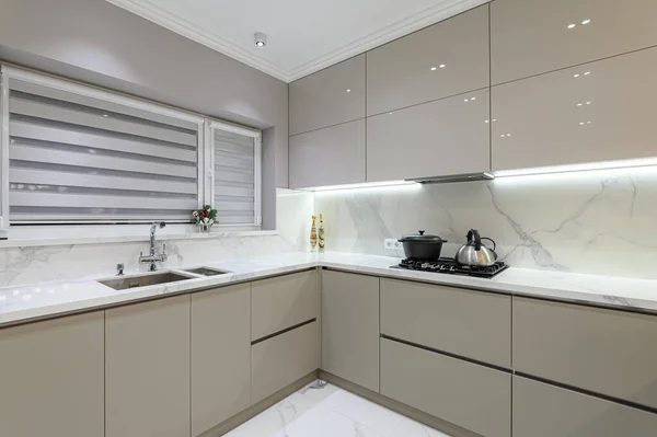 Lujo blanco moderno cocina de mármol en el espacio del estudio — Foto de Stock