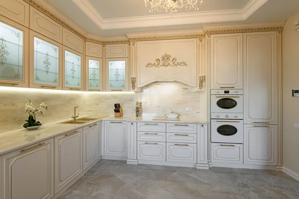 Lusso beige e oro classico interno della cucina — Foto Stock