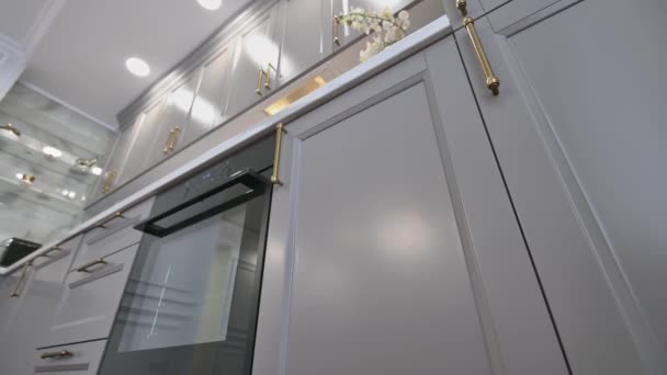 Grijze en witte luxe keuken in moderne stijl — Stockvideo