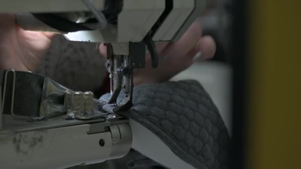 Draad een naald voor het naaien zool om zachte slipper schoen — Stockvideo