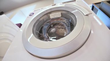 Ev aletleri deposunda sıra sıra çamaşır makineleri