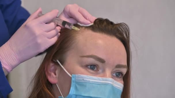 Seorang ahli kecantikan membuat suntikan vitamin dan mineral dalam kulit kepala rahim, untuk mencegah atau memperlambat rambut rontok — Stok Video