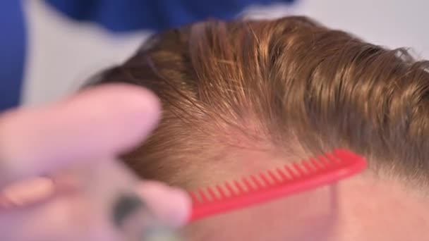 Косметолог делает инъекции витаминов и минералов в женскую кожу головы, чтобы предотвратить или замедлить выпадение волос — стоковое видео