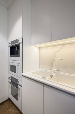 Minimalizm tasarımlı lüks mutfak.