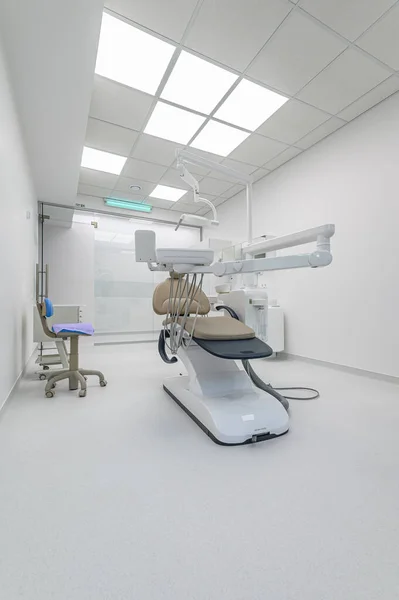 Інтер'єр стоматологічного медичного кабінету, спеціальне обладнання — стокове фото