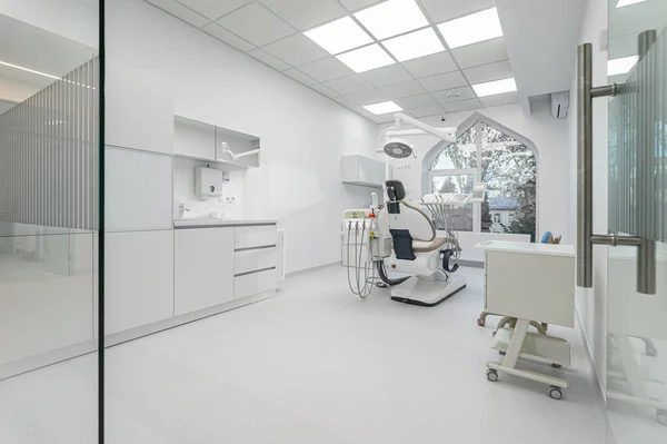 Interno dello studio medico di odontoiatria, attrezzature speciali — Foto Stock