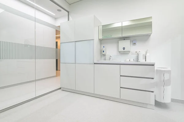 Mobili medici bianchi nello studio di odontoiatria — Foto Stock