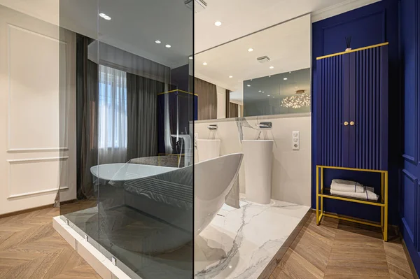 Grande deluxe elegante quarto clássico com banheira — Fotografia de Stock