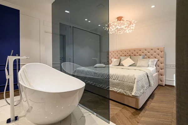 Grande deluxe elegante quarto clássico com banheira — Fotografia de Stock