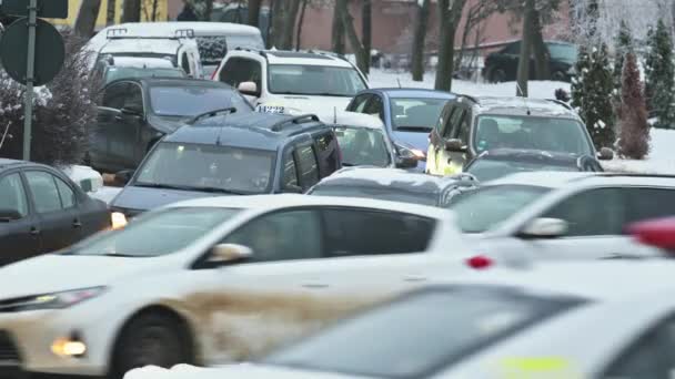 Lalu lintas mobil lambat di jalan Chisinau selama derek bersalju — Stok Video