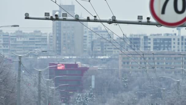 Tráfico lento de coches en las calles Chisinau durante el winnter nevado — Vídeo de stock