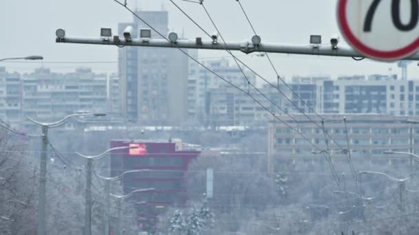 Långsamma bilar trafik på Chisinau gator under snöig winnter — Stockvideo