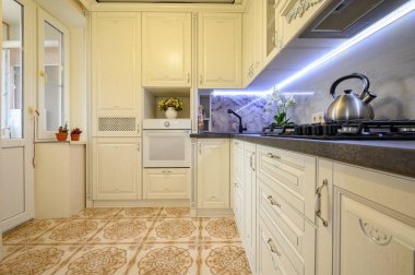 Lüks krem rengi klasik mutfak iç mimarisi.