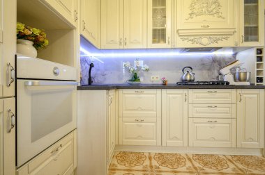 Lüks krem rengi klasik mutfak iç mimarisi.