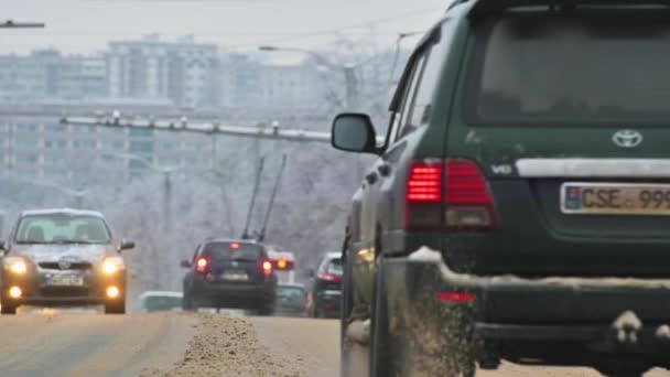 雪の冬のチシナウ通りの遅い車の交通 — ストック動画