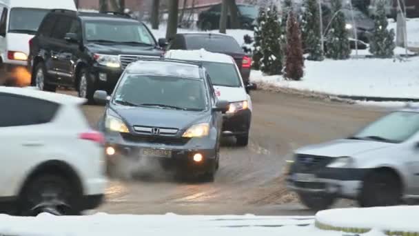 Slow cars traffic at Chisinau streets during snowy winnter — Stock Video