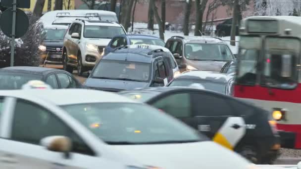 Wolny ruch samochodów na ulicach Kiszyniowa podczas śnieżnego zwycięzcy — Wideo stockowe